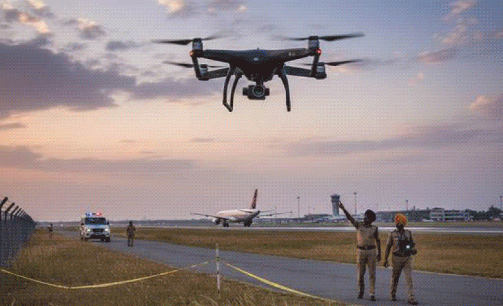 પાકિસ્તાનથી ઊડીને આવ્યું ફુગ્ગા સાથેનું બેનર:અમૃતસર એરપોર્ટ પર હાઇ એલર્ટ, રનવે પર ડ્રોન દેખાયું, 1 કલાક ઓપરેશન બંધ, 2 ફ્લાઇટ ડાઇવર્ટ કરવી પડી