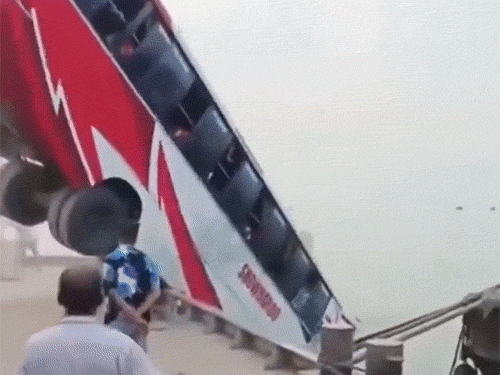 બાંગ્લાદેશમાં બસ નદીમાં ખાબકી, 23નાં મોત:11 લોકોએ તરીને જીવ બચાવ્યા, બસને મોટી બોટ પર ચઢાવતી વખતે અકસ્માત થયો