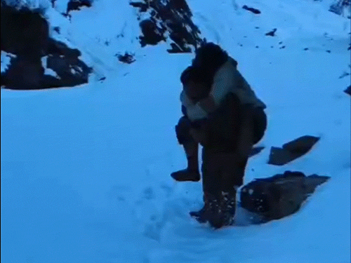 હિમાચલમાં બરફમાં ફસાયો કેરળનો ટ્રેકર:મનાલી પોલીસે રેસ્ક્યૂ કર્યો, પહેલા બૂટ પહેરાવ્યા, પછી પીઠ પર ઉંચકીને હોસ્પિટલ પહોંચાડ્યો