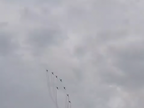 ચંદીગઢમાં એર-શો, ફાઇટર જેટે તિરંગો બનાવ્યો:ડાયમંડ અને Aની આકૃતિ પણ બનાવી, આકાશમાં કરતબ બતાવ્યા; સુખના લેક 2 દિવસ બંધ