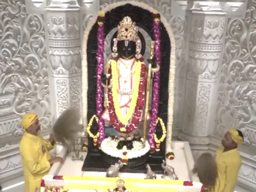 રામલલ્લાને 4 મિનિટ સુધી સૂર્યતિલક થશે, સવારની આરતી થઈ:દર્શન માટે 3 કલાકનો સમય વધાર્યો, અયોધ્યાના 10 હજાર મંદિરોમાં જન્મોત્સવ ઊજવાશે