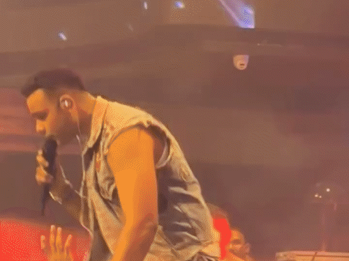 અર્પિત બાલા કોન્સર્ટમાં ચાહક પર થૂંક્યો:પ્રેક્ષકે સ્ટેજ પર બોટલ ફેંકતા સિંગરનો ગુસ્સો સાતમા આસમાને પહોંચ્યો; હોબાળાનો વીડિયો વાયરલ