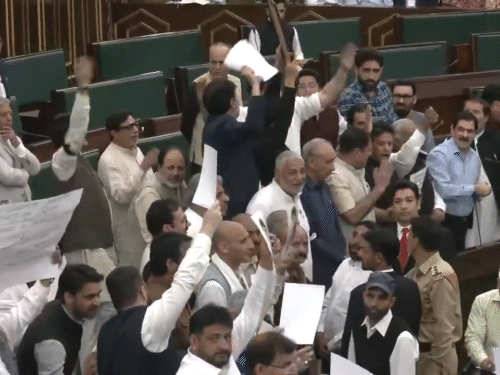 જમ્મુ-કાશ્મીર વિધાનસભામાં ખામેનીની તસવીર લઈને પ્રદર્શન:ભાજપ-કોંગ્રેસના ધારાસભ્યો વચ્ચે ધક્કા-મૂક્કી થઈ, રાહુલને પપ્પુ કહેવા પર મારામારી