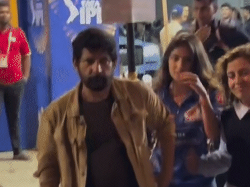 સારા અર્જુનને ચાહકોએ વાનખેડે સ્ટેડિયમમાં ઘેરી:’ધુરંધર’ સ્ટારને પિતાએ ભીડથી બચાવી, ‘મુંબઈ ઇન્ડિયન્સ’ને સપોર્ટ કરવા પહોંચી હતી