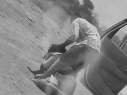 કર્ણાટકમાં પતિએ જાહેર રસ્તા પર પત્નીનું ગળું કાપ્યું:પછી કારથી કચડી નાખી, ઘટનાસ્થળે જ મોત; રાહદારીઓએ વીડિયો ઉતાર્યો