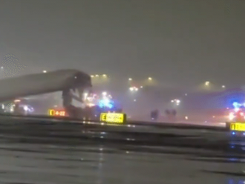 રનવે પર ફાયર ટ્રક સાથે અથડાઇ એર કેનેડાની ફ્લાઇટ, VIDEO:4 ઘાયલ, ટ્રાફિક કંટ્રોલર બૂમો પાડતો રહ્યો- સ્ટોપ…સ્ટોપ…; ફ્લાઇટના આગળનાં ભાગનો બુકડો