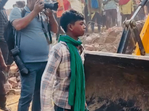 પ્રયાગરાજમાં કોલ્ડ સ્ટોરેજ ધરાશાયી, 4નાં મોત:20 લોકો દટાયા હોવાની આશંકા, બચાવ કામગીરી ચાલુ; 1 કિમી સુધી ફેલાયો એમોનિયા ગેસ