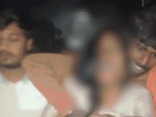 મહિલાને ત્રણ યુવકોએ પકડી કપડાં ફાડ્યા, છાતી પર હાથ લગાવ્યો:પરણિતા પર ભરબજારમાં સામૂહિક બળાત્કારનો પ્રયાસ, વીડિયો બનાવી વાઇરલ કર્યો