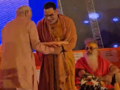 RSS ચીફ વૃંદાવનની મુલાકાતે , જીવનદીપ આશ્રમનું લોકાર્પણ કર્યું:સંતોને પગે લાગીને આશીર્વાદ લીધા, 24 રૂમનો 5મો આશ્રમ બન્યો