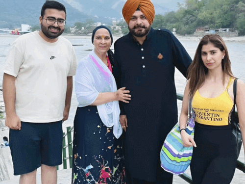 નવજોત સિંહ સિદ્ધુએ પોતાના ઘર વહેંચ્યા:અમૃતસરવાળું ઘર દીકરીને, પટિયાળાવાળું પૈતૃક મકાન દીકરાને આપ્યું; ગૃહ પ્રવેશના ફોટા પોસ્ટ કર્યા