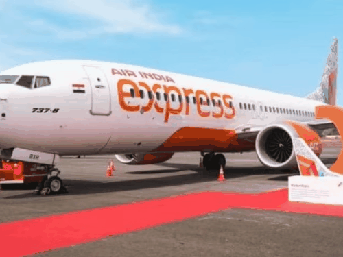 લખનઉમાં એર ઇન્ડિયા એક્સપ્રેસ ફ્લાઇટનું ઇમરજન્સી લેન્ડિંગ:36 હજાર ફૂટની ઊંચાઈએ પાઈલટને ધુમાડો દેખાયો; મુસાફરોએ માસ્ક પહેર્યા