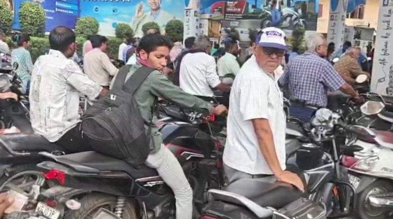 “સવારે 5 વાગ્યાથી લોકોની લાઇન,” રાજકોટમાં બીજા દિવસે પણ પેટ્રોલ-ડીઝલ માટે પડાપડી