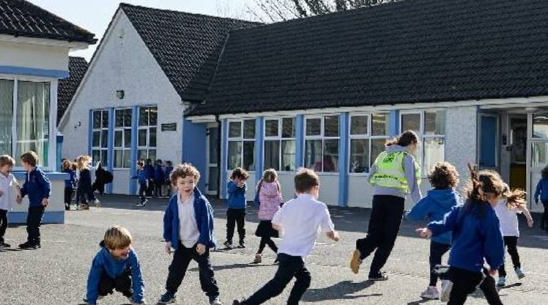 આયર્લેન્ડમાં ફોન-ફ્રી બાળપણ, મેદાનમાં કિલકિલાટ કરી રહ્યા બાળકો:માતા-પિતા અને શિક્ષકોએ ‘નો ફોન કોડ’ લાગુ કર્યો, 12 વર્ષથી નાના બાળકોને મોબાઇલ નહીં