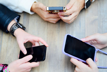 મોબાઇલના વ્યસનના કારણે યોગ્ય રીતે ભોજન લેવા સહિતની મુશ્કેલીઓ વધી, રિસર્ચમાં ખુલાસો