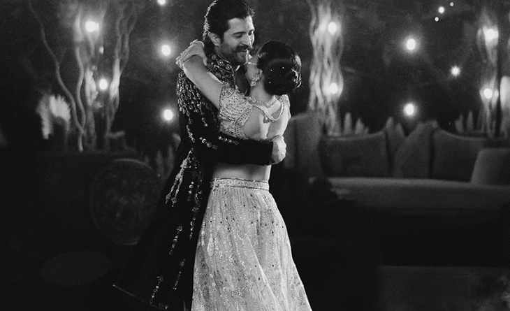 વિજય-રશ્મિકાના લગ્નને એક મહિનો પૂરો થયો:એક્ટરે અનસીન PHOTOs શેર કર્યા; મિત્રની પાયલને ગળામાં પહેરીને રિસેપ્શનમાં પહોચ્યો હતો