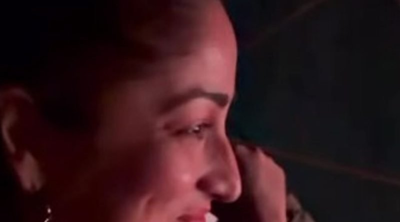 ચહેરો છુપાવીને થિયેટર પહોંચી એક્ટ્રેસ યામી ગૌતમ:બહેન સુરીલી સાથે ‘ધુરંધર 2’ જોઈ; સ્ક્રિન પર પોતાનો કેમિયો જોઈને શરમાઈ