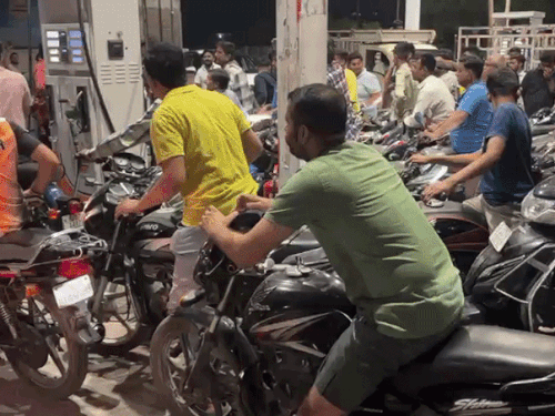 સરકારે પેટ્રોલ અને ડીઝલ પર એક્સાઇઝ ડ્યુટી ઘટાડી:પેટ્રોલ અને ડીઝલ પર ₹10નો ઘટાડો, જેના કારણે પેટ્રોલ અને ડીઝલના ભાવ હાલમાં વધશે નહીં