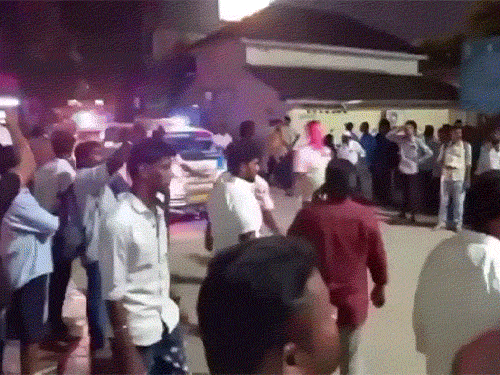 તમિલનાડુમાં ટ્રાવેલર રોડ પરથી સરકીને ખીણમાં પડી ગયો; 9ના મોત:મૃતકોમાં 1 પુરુષ અને 8 મહિલાઓ; હેરપિન વળાંક પર અકસ્માત, 5 ગંભીર; PM મોદીએ દુઃખ વ્યક્ત કર્યુ