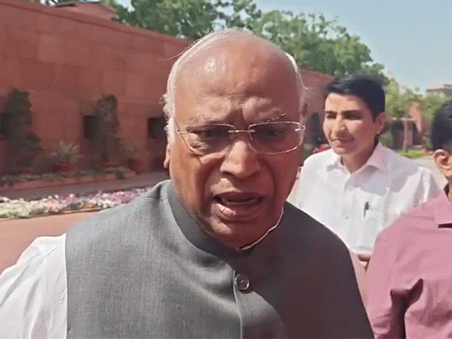 સંસદના વિશેષ સત્રનો આજે ત્રીજો દિવસ:ગઈકાલે મહિલા અનામત બિલ રદ થયું; પ્રિયંકાએ કહ્યું- જૂનું બિલ લાવો, અમે સમર્થન માટે તૈયાર છીએ