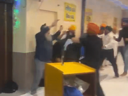 ગુરુદ્વારામાં બે જૂથો વચ્ચે અથડામણ, 11 ઘાયલ, VIDEO:મીટિંગમાં બોલાચાલી બાદ મારામારી થઈ; કિરપાણથી હુમલો કરાયો, ફાયરિંગ અને આંખમાં સ્પ્રે માર્યો હોવાનો પણ દાવો