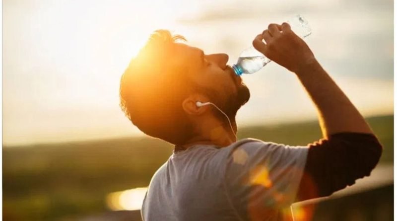 કાળઝાળ ગરમીમાં પુરુષો, મહિલાઓ અને બાળકોએ દરરોજ કેટલા લિટર પાણી પીવું જોઈએ?