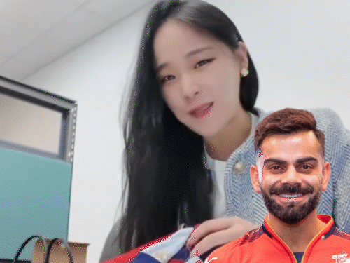 વિરાટ કોહલીની જર્સી મેળવીને ખુશ થઈ કોરિયન કન્ટેન્ટ ક્રિએટર:RCB ની જર્સીને કિસ કરી, કહ્યું- હું કોરિયન RCB ફેન છું