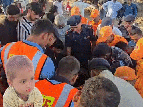 MPમાં બોરવેલમાં 75 ફૂટની ઊંડાઈએ ફસાયો બે વર્ષનો માસૂમ:ભાગીરથના હાથમાં રિંગ નાખીને બચાવવાનો પ્રયાસ, ઉજ્જૈનમાં બાળકને બચાવવા NDRF અને SDRFનું રેસ્ક્યૂ ઓપરેશન