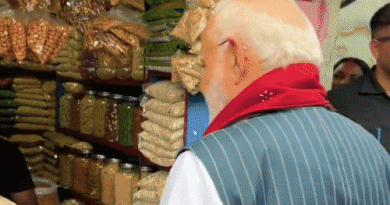 PM મોદીએ બંગાળમાં ઝાલમુડી ખાધી, VIDEO:દુકાનદારે પૂછ્યું- ડુંગળી ખાઓ છો, મોદી બોલ્યા- ડુંગળી ખાઉં છું, મગજ નથી ખાતો