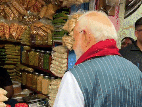 PM મોદીએ બંગાળમાં ઝાલમુડી ખાધી, VIDEO:દુકાનદારે પૂછ્યું- ડુંગળી ખાઓ છો, મોદી બોલ્યા- ડુંગળી ખાઉં છું, મગજ નથી ખાતો