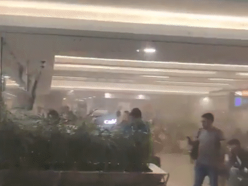 મુંબઈ એરપોર્ટના ટર્મિનલ-1માં આગ:રનવે વિસ્તારમાંથી ધુમાડો નીકળ્યો, ગેટ બંધ કરવામાં આવ્યા; કેટલીક ફ્લાઇટ્સ રોકવામાં આવી