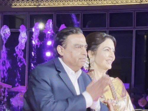 અંબાણીના આંગણે જલસો!:ગોલ્ડન સાડીમાં પાર્ટી હોસ્ટનો રોયલ લુક; સલમાનની ‘દબંગ’ તો રણવીરની ‘ધુરંધર’ એન્ટ્રી, જુઓ ઈવેન્ટના PHOTOs