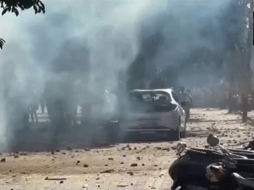 નોઇડામાં હિંસા, 10 ગાડીઓ ફુંકી મારી:પથ્થરમારો, પોલીસે ટીયર ગેસના શેલ છોડ્યા; પગાર વધારાની માંગણી સાથે ફેક્ટરીના કર્મચારીઓનું પ્રદર્શન નોઇડામાં હિંસા, 10 ગાડીઓ ફુંકી મારી:પથ્થરમારો, પોલીસે ટીયર ગેસના શેલ છોડ્યા; પગાર વધારાની માંગણી સાથે ફેક્ટરીના કર્મચારીઓનું પ્રદર્શન