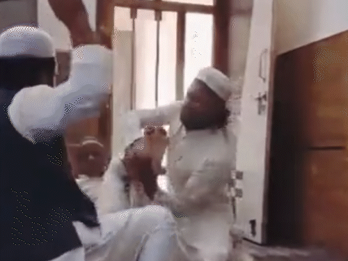 UPના મદ્રેસામાં લાકડી લઈને બાળક પર તુટી પડ્યો:એક મૌલાનાએ ઊંધો કરીને પગ પકડ્યા, બીજો નિર્દયતાથી મારતો રહ્યો, માસુમ ચીસો પાડતો રહ્યો; 2ની ધરપકડ