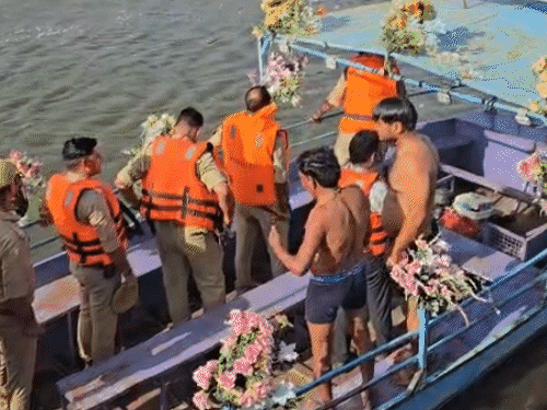 યમુનામાં સ્ટીમર પલટી, 10 પ્રવાસીઓના મોત:વૃંદાવનમાં મોટી દુર્ઘટના અકસ્માત, DMએ સેનાની મદદ માગી; બધા પંજાબના રહેવાસી