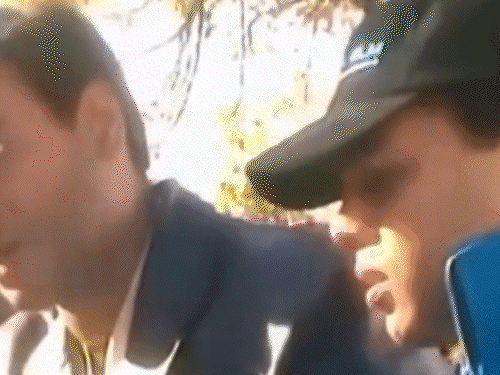 જન્મદિવસ પર ચાહકોને મળ્યા અજય દેવગણ:ઘરની બહાર એક્ટરના ‘હમશકલ’ પણ પહોંચ્યા; રોહિત શેટ્ટીએ 90ના દાયકાનો વીડિયો શેર કર્યો