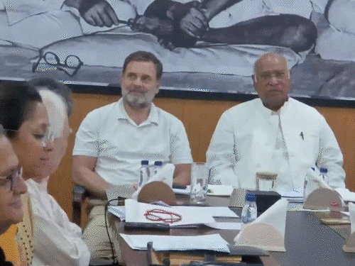 લોકસભામાં બેઠકો વધારવાના બિલનો વિરોધ કરશે વિપક્ષ:મીટિંગ પછી ખડગે બોલ્યા- મહિલા અનામતનું સમર્થન પરંતુ સીમાંકનનું નહીં