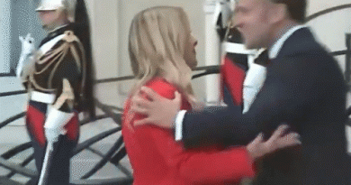 મેલોનીને જોઈને મેક્રોને કંટ્રોલ ગુમાવ્યો:બથ ભરીને બે કિસ કરી લીધી, મેલોની ઘડીક તો ગભરાઈ ગયાં; ફ્રાન્સના રાષ્ટ્રપતિની હરકતનો વીડિયો વાયરલ