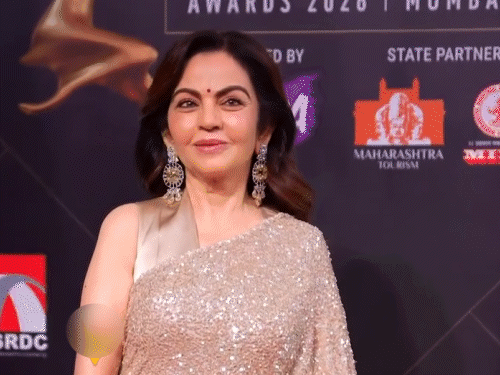 હાથમાં ₹4.5 કરોડની ઘડિયાળ અને ₹93 લાખનું ‘મોતી’:દીકરીની સાડીમાં નીતા અંબાણીનો સ્ટાઇલિશ અંદાજ; રેડ કાર્પેટ પર ‘ગોલ્ડન’ ચમક પાથરી