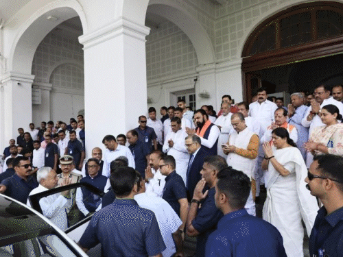 CM નીતિશની છેલ્લી કેબિનેટ બેઠક મળી:સમ્રાટ ચૌધરી સાથે આંબેડકરને શ્રદ્ધાંજલિ આપી; બપોરે 3 વાગ્યા પછી રાજીનામું; 4 વાગ્યે બિહારના નવા CMની જાહેરાત CM નીતિશની છેલ્લી કેબિનેટ બેઠક મળી:સમ્રાટ ચૌધરી સાથે આંબેડકરને શ્રદ્ધાંજલિ આપી; બપોરે 3 વાગ્યા પછી રાજીનામું; 4 વાગ્યે બિહારના નવા CMની જાહેરાત