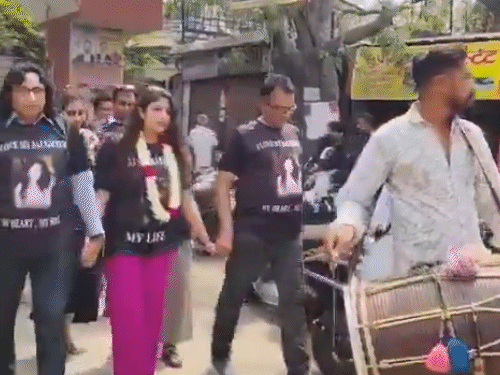 દીકરીના છૂટાછેડા થયા તો પરિવારે જશ્ન મનાવ્યો, VIDEO:ઢોલ-નગારા સાથે સ્વાગત કરવામાં આવ્યું, પિતાએ મીઠાઈ વહેંચી અને ડાન્સ કર્યો