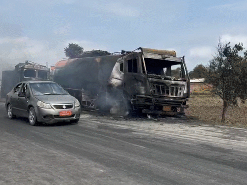 મણિપુરમાં બોમ્બ હુમલામાં 2 બાળકોનાં મોત, માતા ઘાયલ:ઘટનાના વિરોધમાં પ્રદર્શન; પોલીસ ચોકી તોડી, બે ઓઇલ ટેન્કરોમાં આગ લગાડી