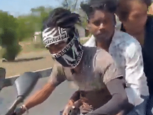 MPમાં હાઇવે પર ‘મોતની રેસ’ લગાવી:બાઇક પર રીલ બનાવી રહ્યા હતા, ટ્રક સાથે અથડાયા, એક જ પરિવારના ત્રણ ભાઈઓના મોત: કાળજુ કંપાવતો વીડિયો