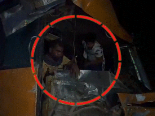 100ની સ્પીડમાં બસે પિકઅપને ઉડાવી, 13ના મોત:કટિહારમાં રસ્તા પર વિખરાયેલા મૃતદેહો; બાઇક સવારને કચડીને બસ ડ્રાઇવર ભાગી રહ્યો હતો 100ની સ્પીડમાં બસે પિકઅપને ઉડાવી, 13ના મોત:કટિહારમાં રસ્તા પર વિખરાયેલા મૃતદેહો; બાઇક સવારને કચડીને બસ ડ્રાઇવર ભાગી રહ્યો હતો