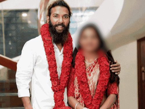 કુંભ વાઇરલ ગર્લ મોનાલિસા લગ્ન વખતે 16 વર્ષની હતી:પતિ ફરમાન જેલ જશે? POCSO હેઠળ FIR, અનુસૂચિત જનજાતિ આયોગની તપાસમાં ખુલાસો