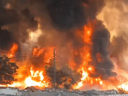 લખનૌમાં 250થી વધુ ઝૂંપડીઓ બળી ગઈ, 30 સિલિન્ડર ફાટ્યા:યુવકે કહ્યું- મારા 4 બાળકો જીવતા સળગી ગયા; 10 કિમી દૂર સુધી જ્વાળાઓ દેખાઈ