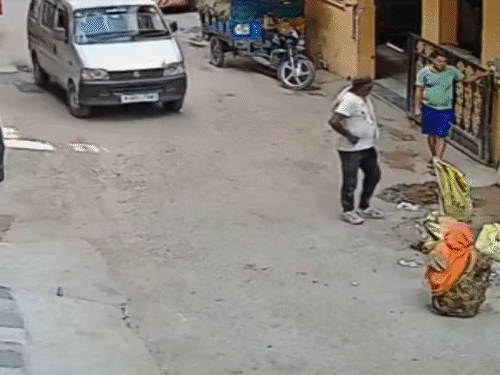 જયપુરમાં ઘરની બહાર બેઠેલી મહિલાને વાને કચડી, મોત:15 ફૂટ સુધી ઢસડીને લઈ ગઈ; અકસ્માત બાદ ડ્રાઈવર વાન મુકીને ફરાર થયો