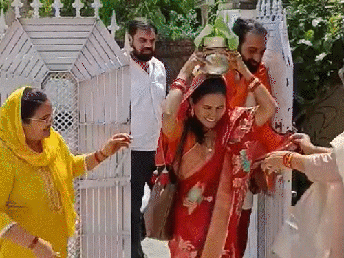 મહાકુંભના વાઇરલ IITian બાબાએ સંસાર માંડ્યો:એન્જિનિયર છોકરી સાથે લગ્નના બંધનમાં બંધાયા, ભગવો પહેરી પત્ની સાથે ગૃહ પ્રવેશ કર્યો