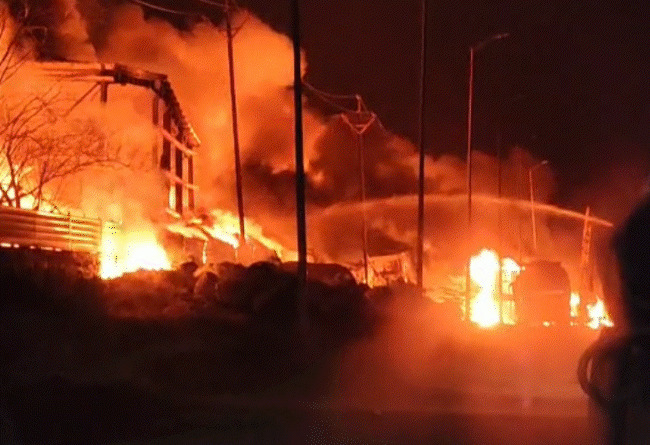 MPના પીથમપુરમાં કેમિકલ વેસ્ટ કંપનીમાં ભીષણ આગ:રેલવે-ડિફેન્સ સપ્લાયર કંપનીઓ પણ સળગી; ધડાકાથી ભય, મોડી રાત સુધી આગ બેકાબૂ