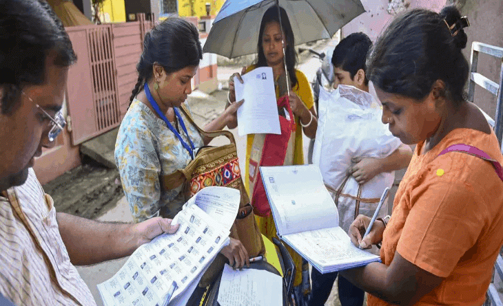 પશ્ચિમ બંગાળમાં SIR- સુપ્રીમ કોર્ટમાં આજે સુનાવણી:મતદાર યાદીમાંથી 91 લાખ નામ કપાયા હતા; 23 એપ્રિલે પ્રથમ તબક્કાનું મતદાન પશ્ચિમ બંગાળમાં SIR- સુપ્રીમ કોર્ટમાં આજે સુનાવણી:મતદાર યાદીમાંથી 91 લાખ નામ કપાયા હતા; 23 એપ્રિલે પ્રથમ તબક્કાનું મતદાન