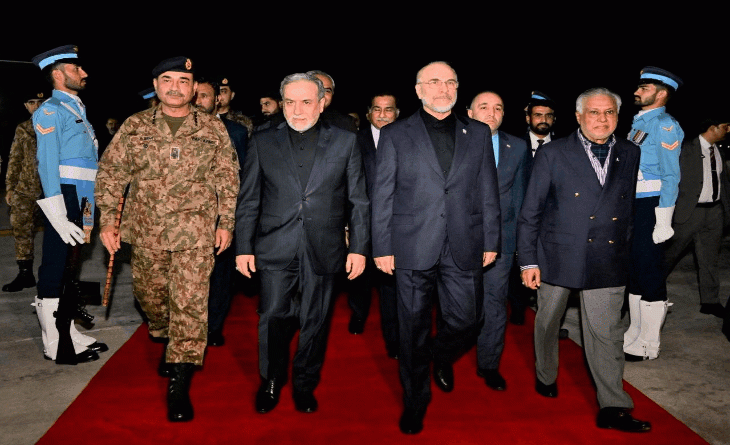 આસિમ મુનીર ઈરાન-અમેરિકી ડેલિગેશનને અલગ-અલગ ડ્રેસમાં મળ્યા:ઈરાન સામે મિલિટરી યુનિફોર્મ, US માટે સૂટ, નિષ્ણાતોએ કહ્યું- આ એક ગણતરીપૂર્વકનો મેસેજ